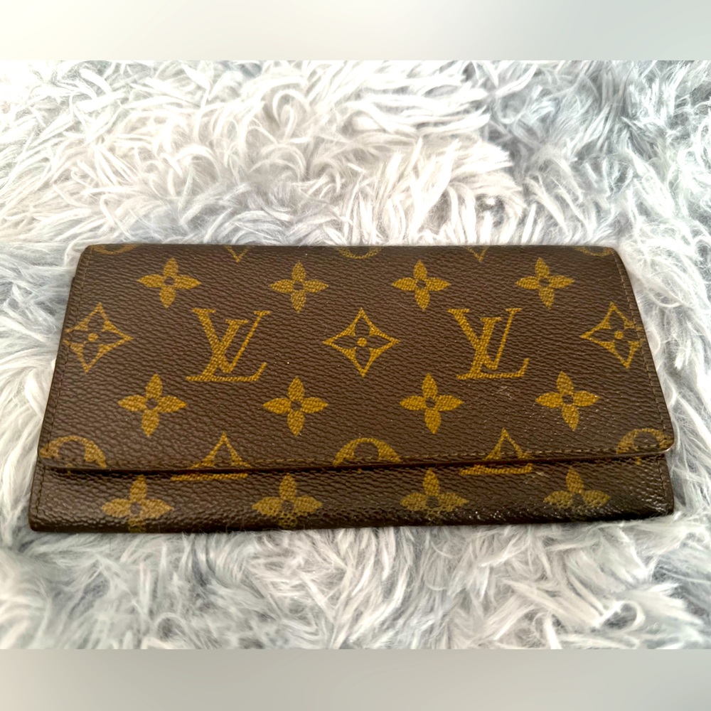 Used - Louis Vuitton Porte Carte Credit Yen ** All sales are final **